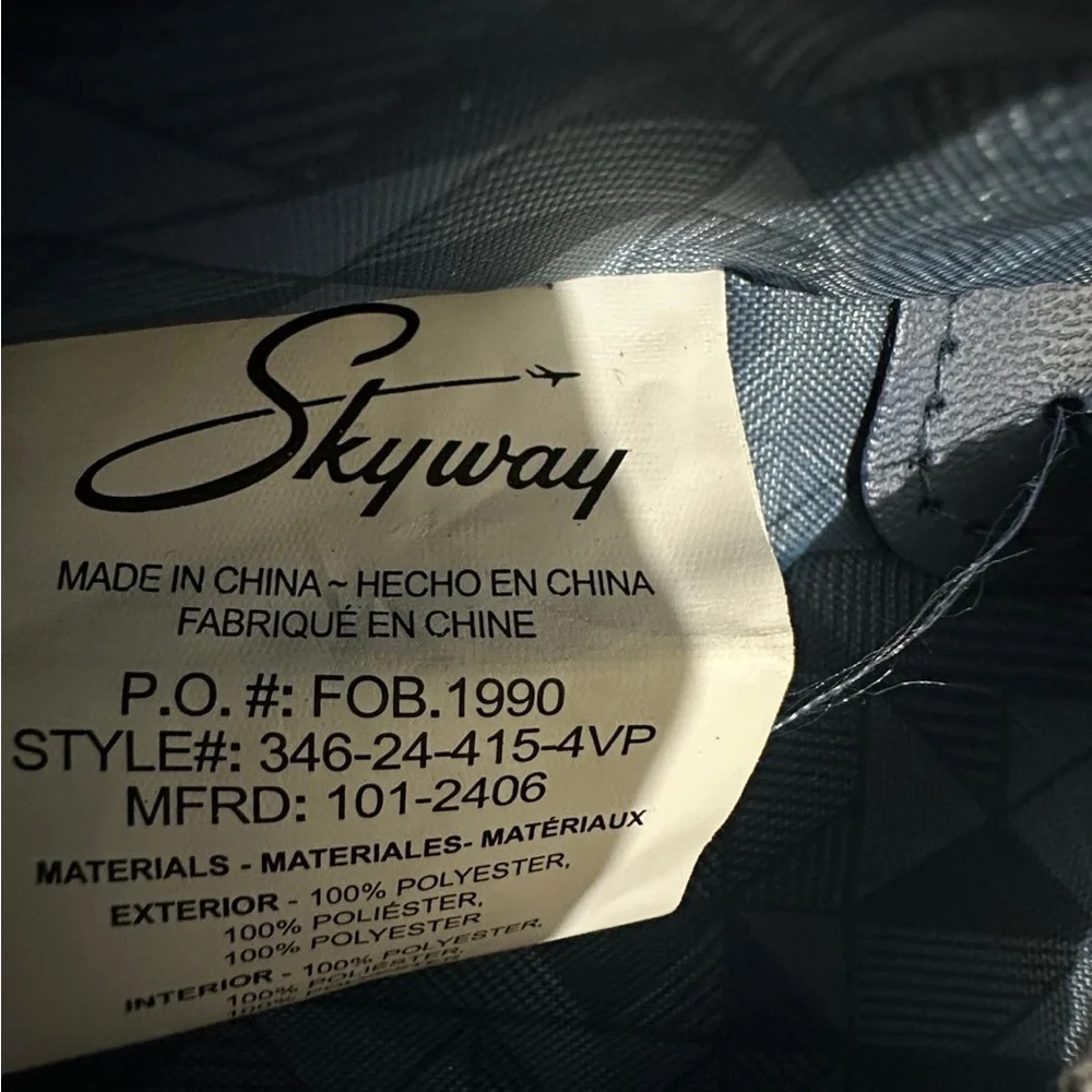 Skyway Navy Blue Spinner Suitcase